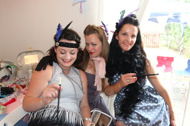 Oooh Great Gatsby! Fabulous 20s style fascinator making hen party